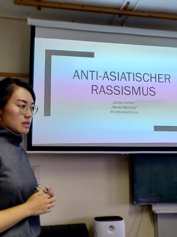 Vu Van Pham und Joseline Amutuhaire sind als Referent:innen an einer Berufsschule zu Gast und sprechen über anti-asiatischen und anti-schwarzen Rassismus.
